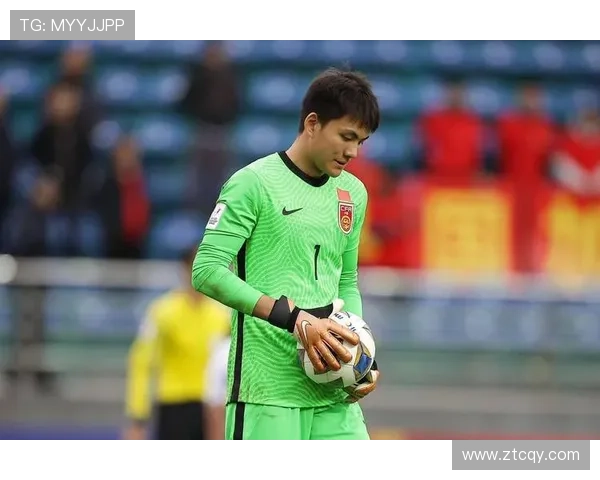 世界级足球明星裁判的崛起与挑战：从绿茵场到裁判席的传奇之路