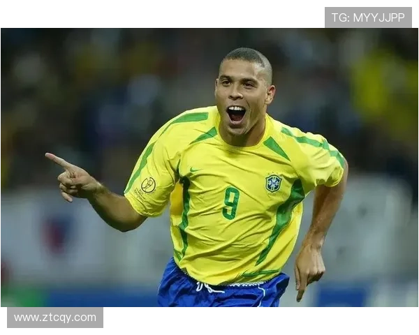 世界足球明星帅气风采大揭秘球场内外的魅力与风格解析