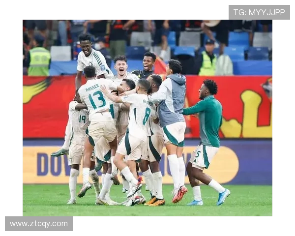 个子较高的足球明星如何在赛场上展现独特优势与风采