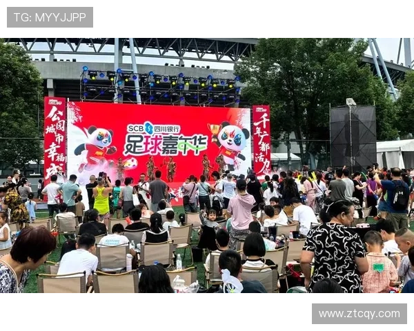 中国足球明星亲临访问探索足球文化与球迷互动新篇章