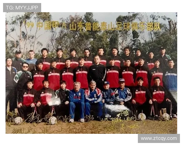 中老年足球明星齐聚一堂共庆辉煌岁月的珍贵合影瞬间