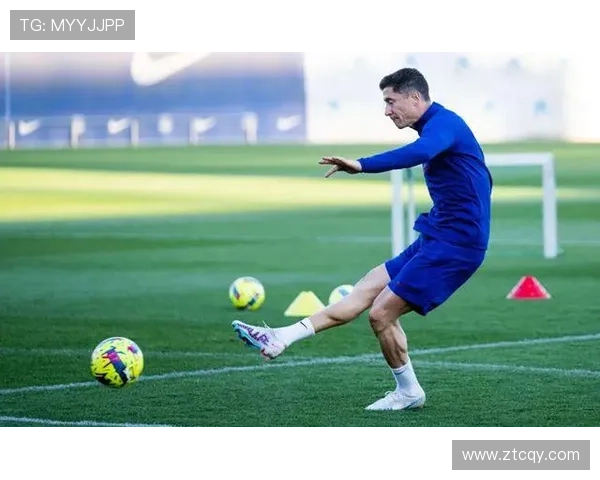 体格强壮的足球明星如何通过训练与饮食塑造完美身材与竞技状态