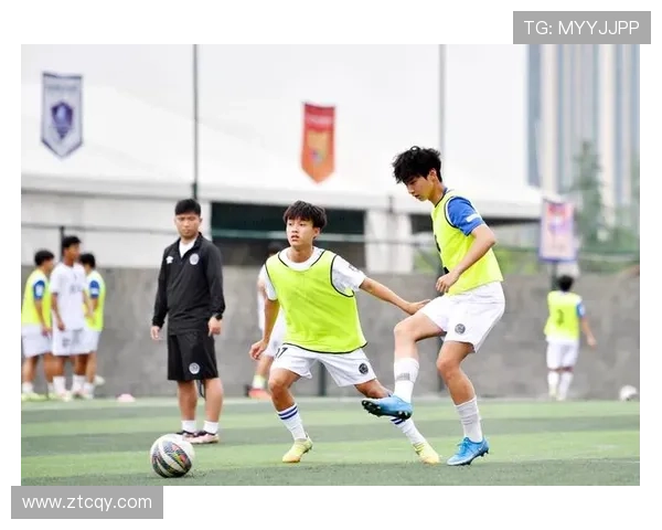 足球明星的成长之路：他们的足球启蒙教练与影响力探讨